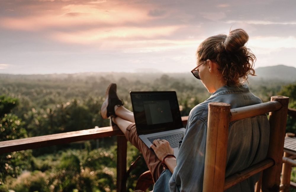 യാത്രയിൽ ഫ്രീലാൻസ് ചെയ്യുമ്പോൾ ഉൽപ്പാദനക്ഷമതയും സന്തുലിതാവസ്ഥയും നിലനിർത്താൻ നിങ്ങളെ സഹായിക്കുന്ന നുറുങ്ങുകൾ